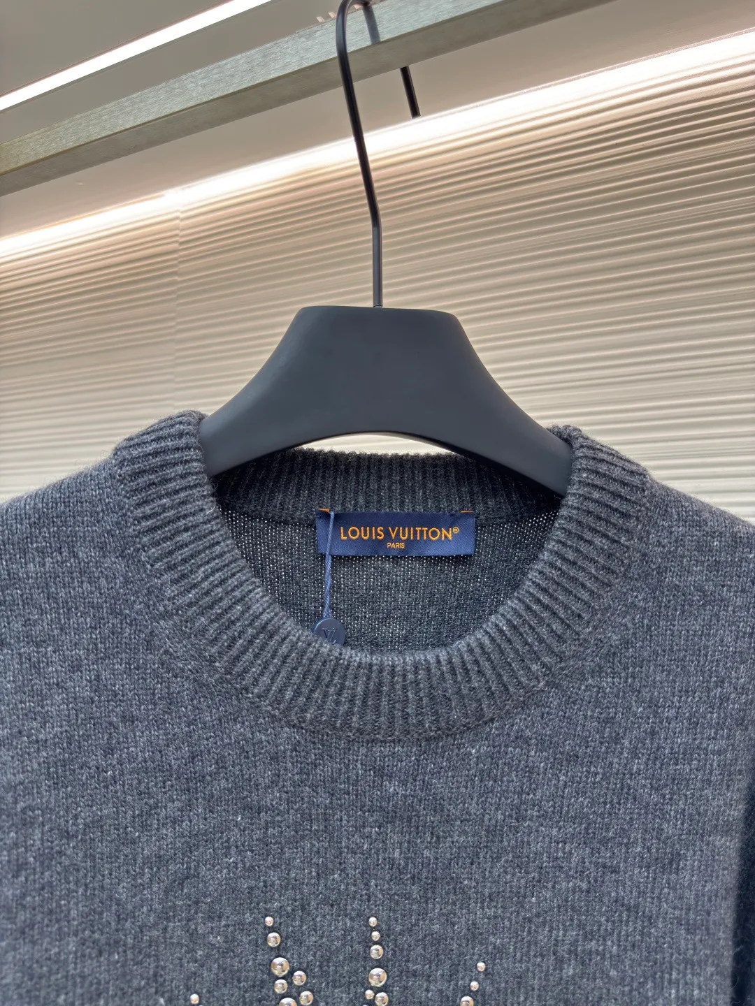 LOUIS VUITTON Sun-permed woolen sweater ●Authentic product: Purchased and developed at 16600 ●Item No.: 1680608-B70 ●Fabric: wool fabric ●Technology: Perm-perm production ●Version: Fitted version ●Weight: about 645 grams ●Size: XS-S-M-L ●Description: Zhenpin goat hair is woven, and the woolen wool fabric has very good thermal insulation properties. Due to the natural warmth of the wool fiber, the woolen wool fabric can stay warm in the cold winter; in addition, the woolen wool fabric has good breathability, even in a humid environment. You won’t feel stuffy. Secondly, woolen wool fabrics are also very soft and comfortable. Due to the natural softness of wool fibers, woolen wool fabrics are very soft to the touch and very comfortable to wear. Also, the texture of woolen wool fabrics is also very soft and will not irritate the skin. This ironing drill is extremely heavy-duty. There are 6 groups of beads of different sizes on it, so it is particularly easy to move. The overall workmanship is very complex. Heat-capacitive glue is added to the embroidery. It needs to be hot-glued to ensure quality. The checkerboard pattern needs to be positioned so it is fast. Each process of the whole dress is slow and time-consuming. The overall wiring is straight and delicate, the fabric is comfortable and soft, and the color is consistent without color difference. It can be matched with the same style to create a fashionable look and control various occasions. Customized accessories, complete three standards, the same style for men and women!